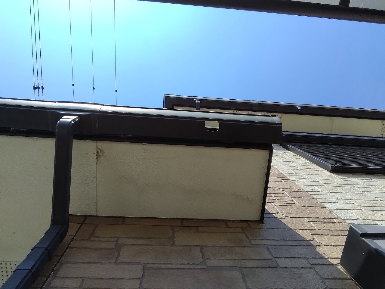 姫路市　下屋根雨樋(角樋)に大きな穴開き